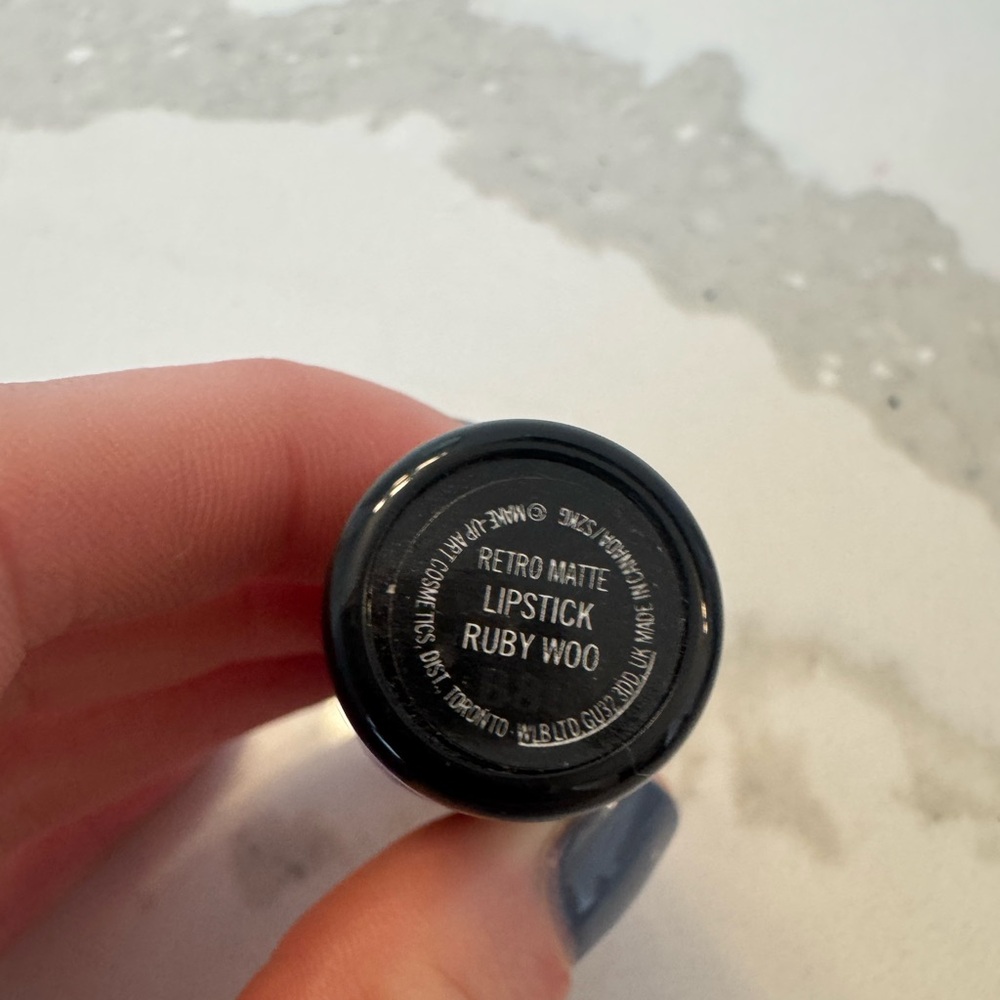 MAC Ruby Woo Retro Matte Full-size Lipstick - Picture 5 of 6